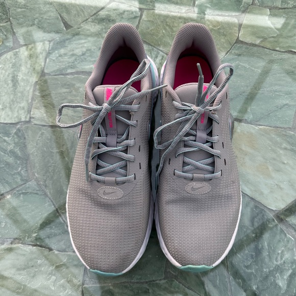 Women’s size 11 Nike Tennis Shoes - Picture 3 of 6